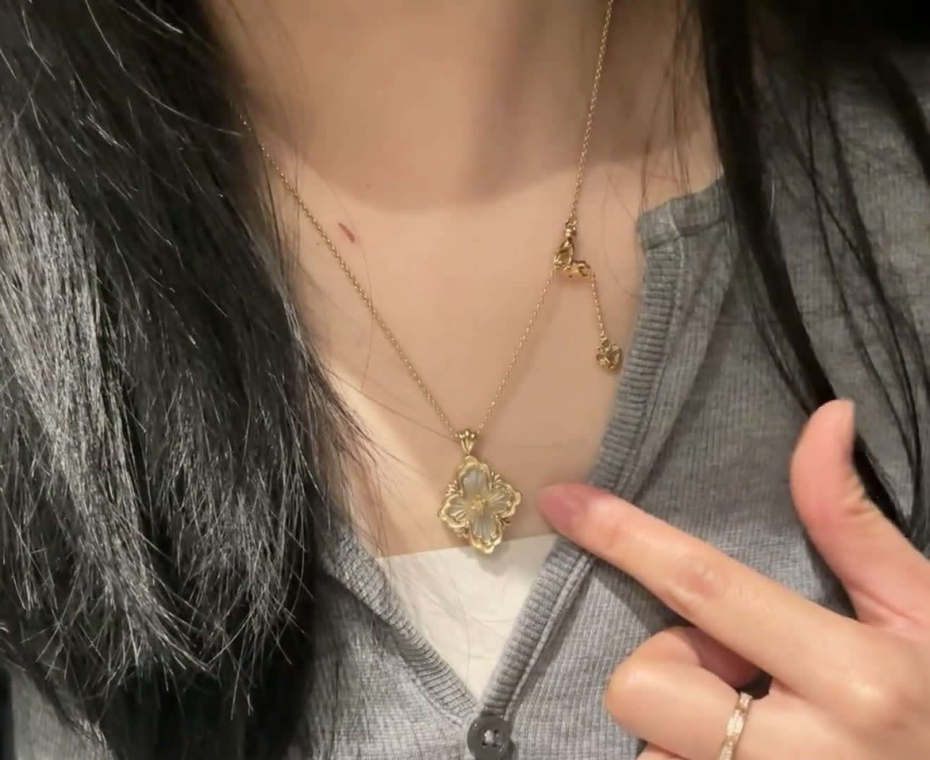 Van Cleef & Arpels Elegant Gold Flower Pendant Necklace